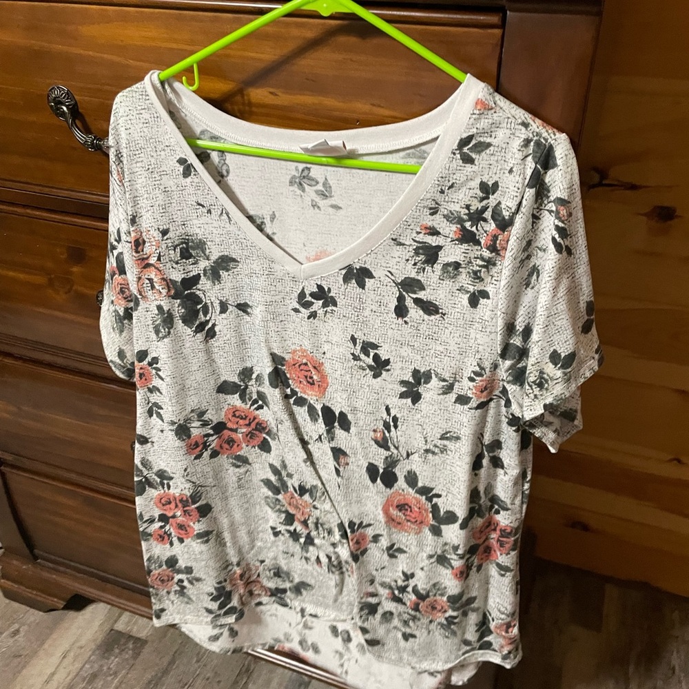 Lularoe tshirt
